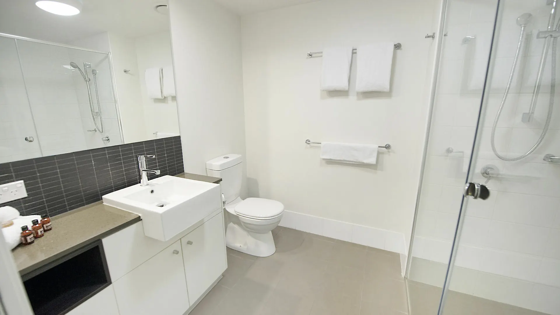Curtis Central Apartments Official Gladstone 4*,