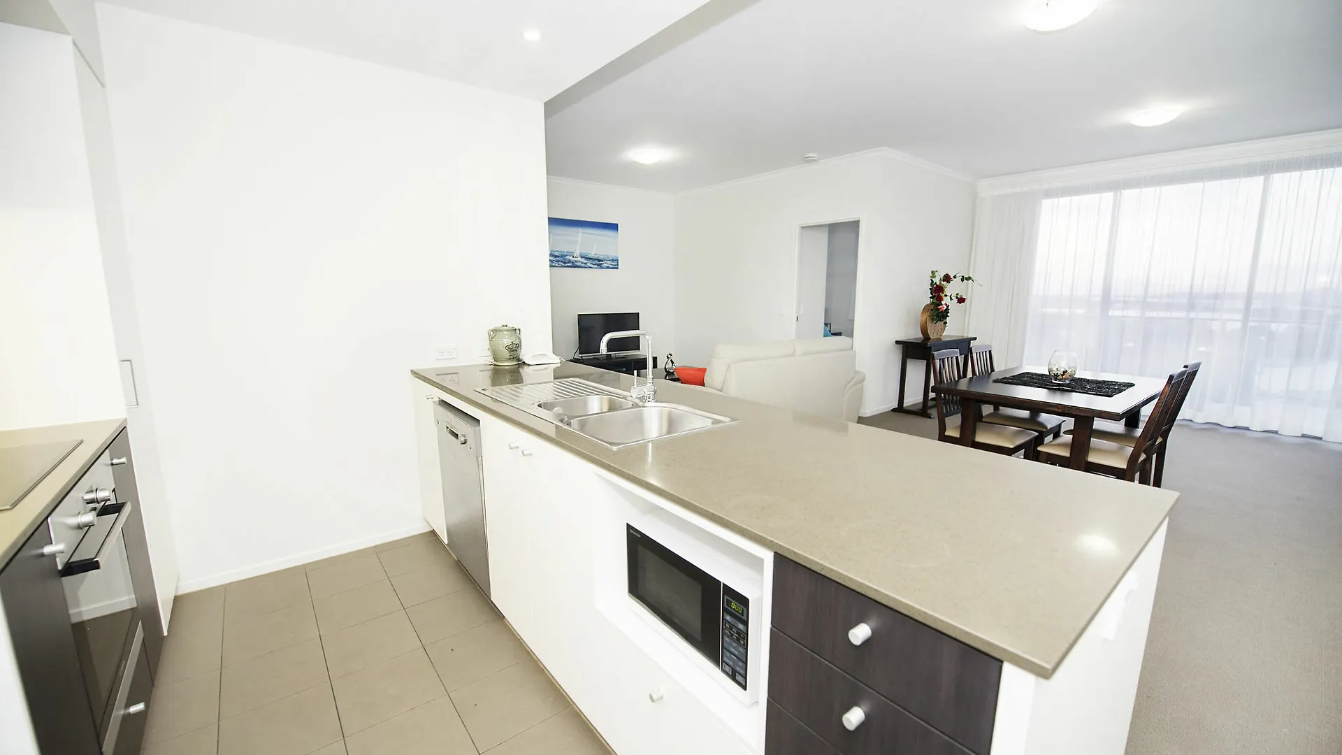 **** Aparthotel Curtis Central Apartments Official Gladstone Australia